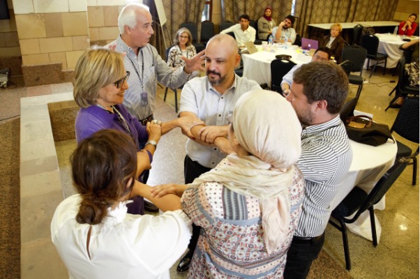 سبيل المضي قدمًا: تعاون بين أصحاب مصلحة متعددين لتعزيز التعلم المدمج في العالم العربي